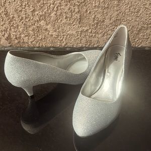 Beautiful silver glitter Fioni heels woman size 9.5